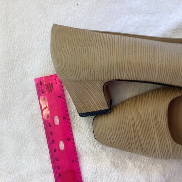 SALVATORE FERRAGAMO Beige Tan closed toe 1" kitten heel sz 7.5 VTG feel shoe - Picture 4 of 14
